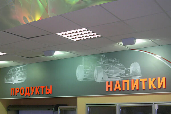 Оформление панно и объемными буквами интерьера магазина